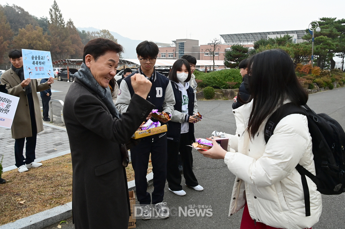 이남철 고령군수, 수능시험장 찾아 수험생 응원