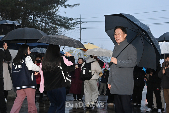 11월 16일 성희여자고등학교에서 수능을 마치고 나오는 수험생을 맞이하는 오른쪽 임종식 교육감)
