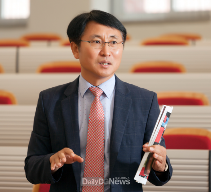 모발 강화 성분 표준화 소재 개발에 성공한 계명대학교 정용진 교수. (사진=계명대 제공)