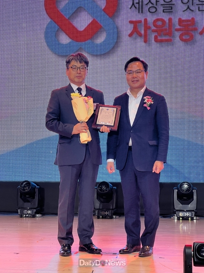 17일 청도국민체육센터에서 개최된 ‘2023 경상북도 자원봉사대회’에서 경주시가 자원봉사 우수시·군 대상을 수상한 후 이규익 경주시 시민행정국장이 김학홍(사진 우측) 경북도 행정부지사와 기념촬영을 하고 있다.<br>

