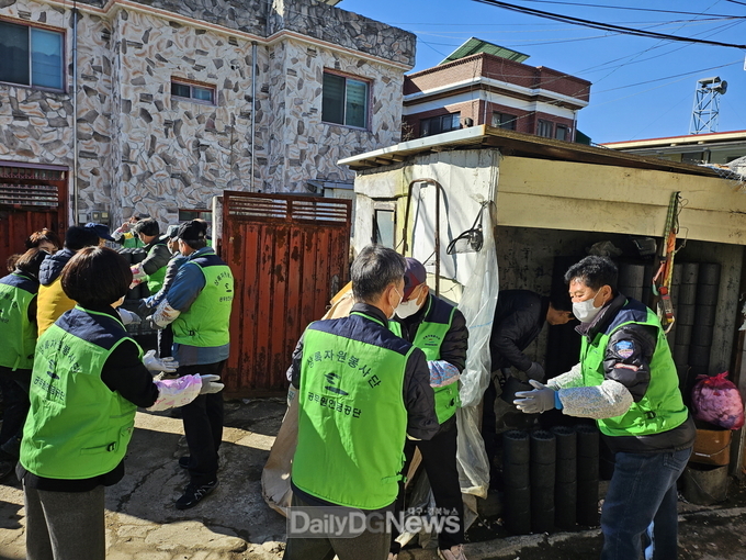 김천 상록자원봉사단, 지역사회를 위한 연탄 나눔 봉사