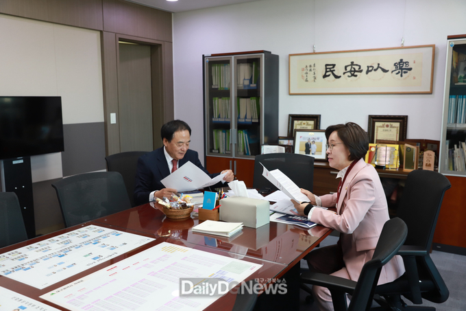 이만규 대구시의회 의장이 2024년 국비확보를 위해 이인선 대구 수성을 국회의원을 만나 적극적인 지원을 요청하고 있다. (사진=대구시의회 제공)