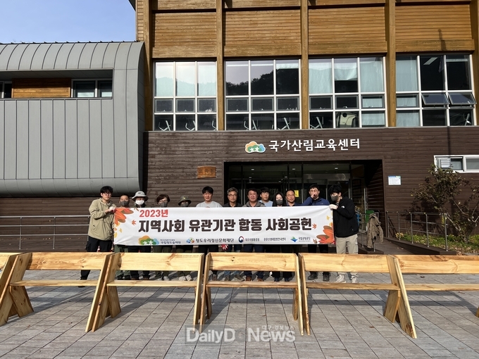 국립청도숲체원·청도우리정신문화재단·운문산생태탐방안내센터 합동 강원도 산불피해목으로 만든 나무의자 기부 등 사회공헌 전개