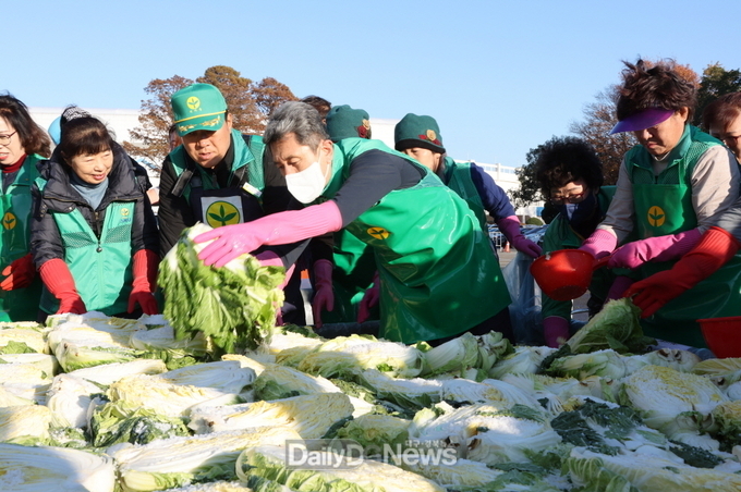 사랑 담긴 김치로 소외 이웃 마음 채운다! 이강덕 시장, 봉사자 격려