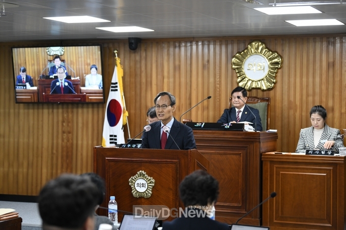 박남서 영주시장이 제277회 영주시의회 제2차 정례회에서 시정연설을 하고 있다