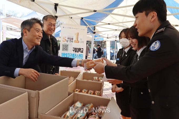 이승환 구미대 총장이 행사에 참여해 재학생들에게 직접 핫도그샌드위치를 나눠주고 있다.
