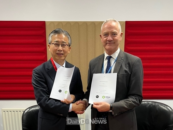 한국원자력환경공단 조성돈 이사장과 NDA David Peattie 이사장이 MOU를 체결하여 기념 사진을 찍고 있다.