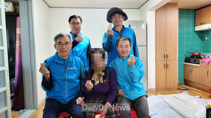영덕군 신중년 일자리 참여자들, 홀몸 어르신 도배 봉사