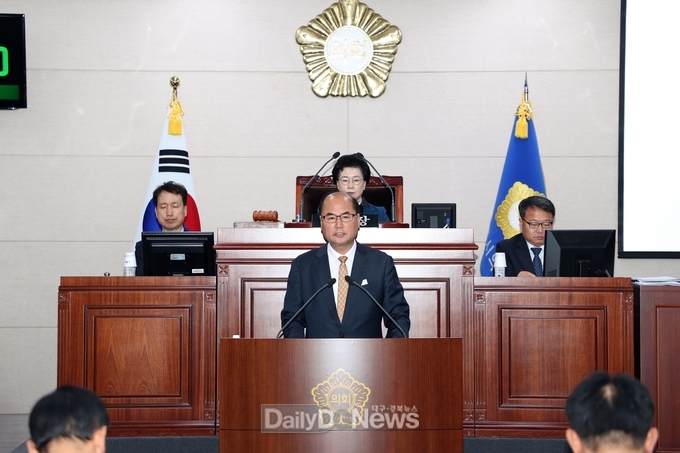 강영석 상주시장이 11월 27일 상주시의회 본회의장에서 열린 제223회 상주시의회 제2차 정례회 1차 본회에서 시정연설을 하고 있다.