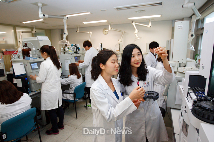 계명대학교 TMR센터에서 연구원들이 식품성분 분석을 하고 있는 모습. (사진=계명대 제공)