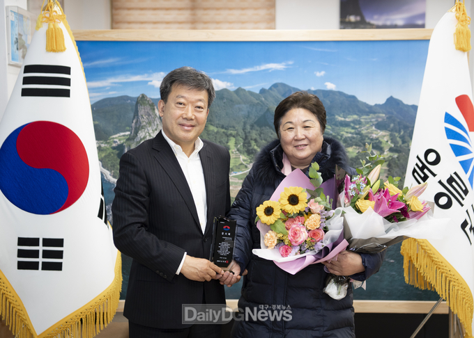 이수자 (사)안용복 장군 기념사업회 회장에 감사패 전달