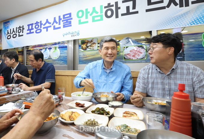 포항에 과메기 먹으러 왔어요! 죽도시장 인파 ‘북적’ 지역경제 ‘활력’