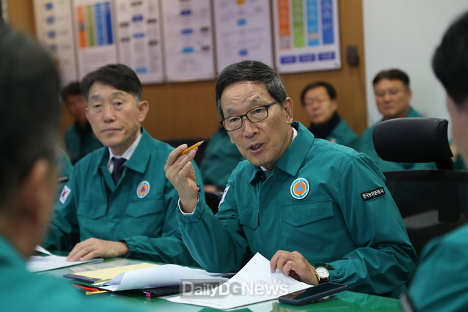 이병호 한국농어촌공사 사장이 11월 30일 오전 공사 재난안전상황실에서 경주 지진 현황 및 주요 조치사항을 점검하고 있다.