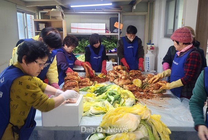 삼국유사면 여성자원봉사대 사랑의 김장 나눔 봉사