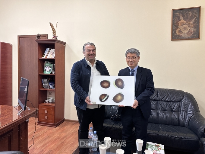 한국수목원정원관리원이 지난 11월 30일 조지아 바투미식물원과 서아시아 종자 보전 네트워크 확대를 위한 협의를 진행하고 기념촬영을 하고 있다.(좌측부터 바투미식물원 Dalvit Kharazishvill 원장, 한국수목원정원관리원 류광수 이사장)