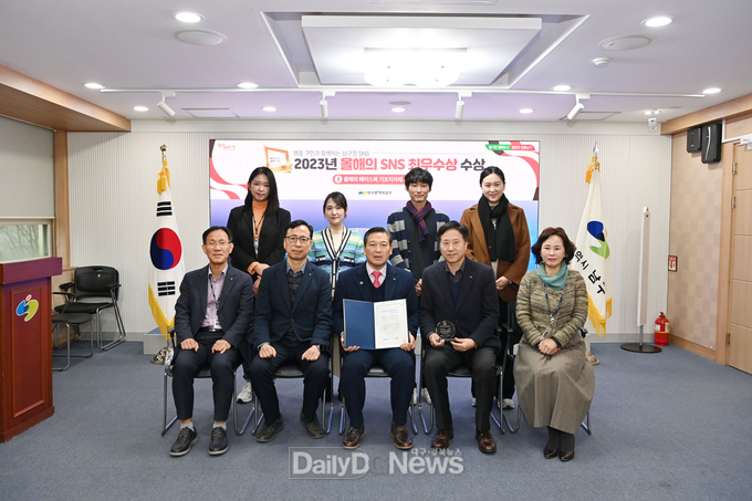 대구 남구청이 한국소셜콘텐츠진흥협회가 주최하는 ‘제9회 올해의 SNS’에서 페이스북 기초지자체 부문에서 최우수상을 수상하고 기념촬영을 하고 있다. (사진=님구청 제공)