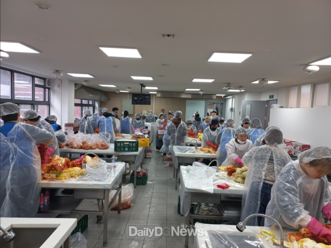 대구공업대학교 헤어디자인과 봉사팀이 지난 11월 30일 취약 주민들을 위한 김장만들기 봉사활동에 참여하고 있다. (사진=대구공업대 제공)