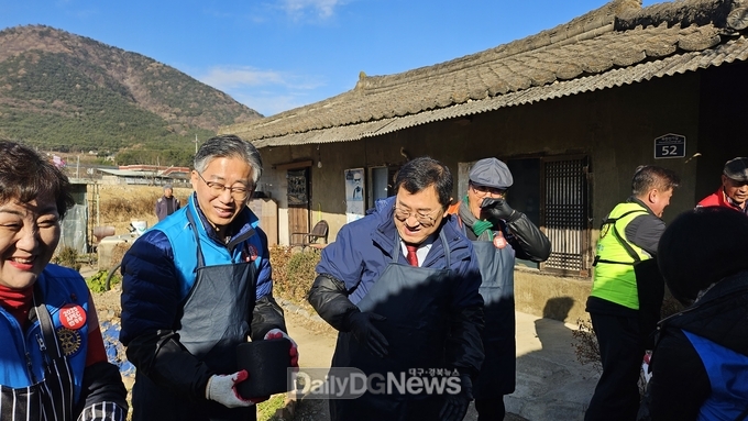 원자력환경공단, 경주시‧시의회‧천년미래포럼, 자원봉사자와 소외계층에 연탄 및 생필품 전달