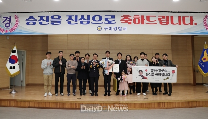 최주원 경북경찰청장은 12월 5일 경북 구미를 방문하여 구미시 CCTV 통합관제센터와 고아 여성자율방범대에 베스트 인증패와 감사장을 수여하고 기념촬영을 하고 있다.