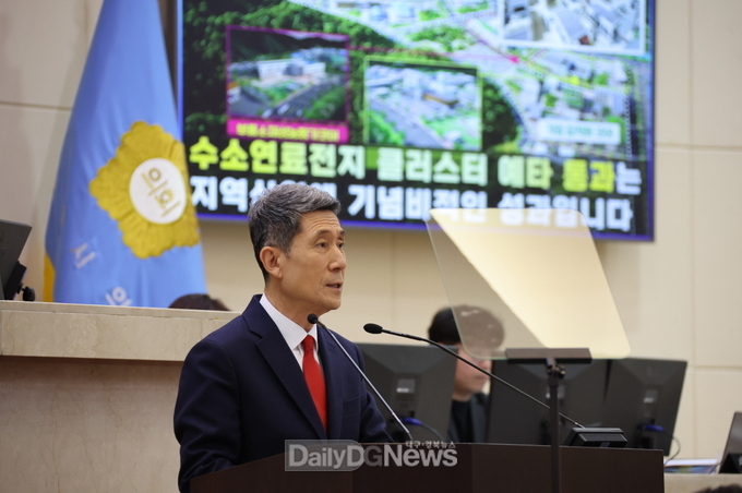 지난달 30일 포항시의회 제311회 정례회에서 시정연설 중인 이강덕 포항시장