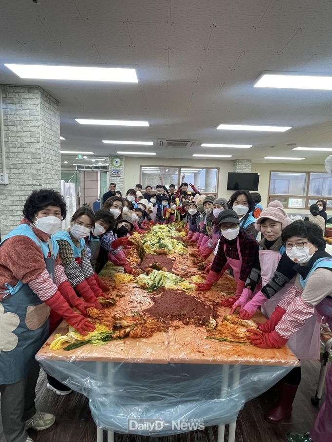 고령군여성단체협의회, 대창양로원 사랑의 김장봉사 실시