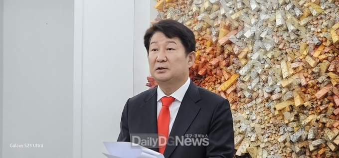 권영진 전 대구시장이 7일 기자간담회를 가지고 대구 혁신을 완수하겠다고 밝히고 있다. (사진=대구경북인터넷기자협회 제공)