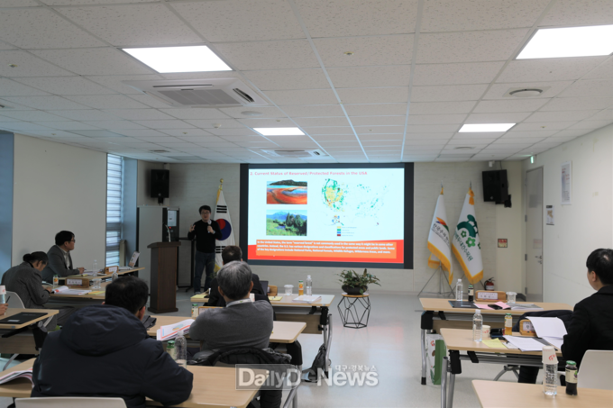미국 오레곤 주립대 우희성 교수가 '미국 보호구역 산림관리 및 기술 동향'을 주제로 기조강연을 진행하고 있다.