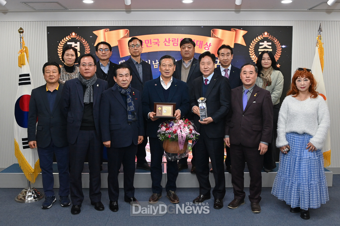 조재구 대구 남구청장이 ‘대한민국 산림환경대상’을 수상하고 있다. (사진=남구청 제공)