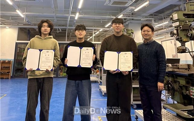 계명대학교 기계공학과 ‘공도리’팀 학생들이 ‘전국 대학생 공작기계 창의아이디어 공모전’에서 최우수상을 수상하고 기념촬영을 하고 있다. (사진=계명대 제공)