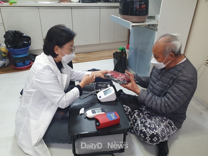 방문간호사와 함께하는 취약계층 어르신들의 건강한 겨울나기