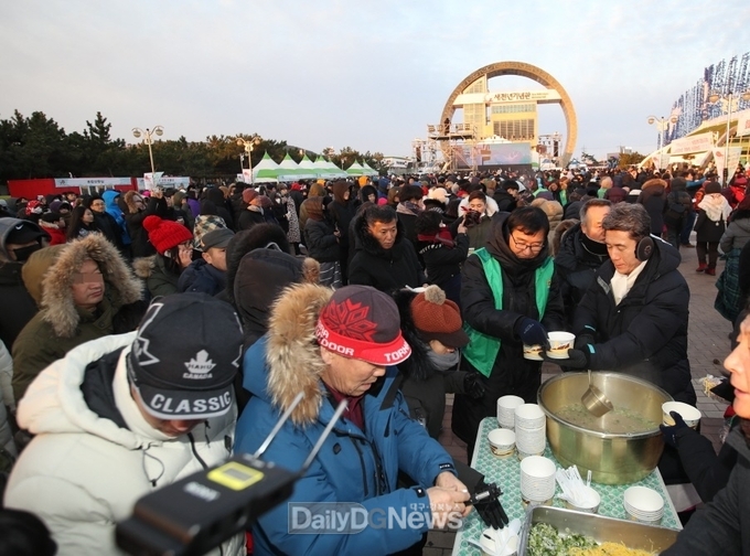 지난 2019년 호미곶한민족해맞이축전 떡국 배식.