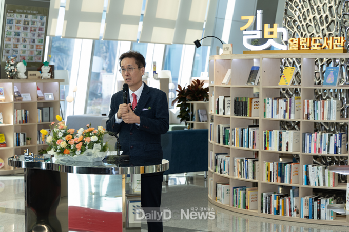 한국도로공사 본사에서 열린 ‘길벗 열린도서관’ 개방 행사에서 함진규 한국도로공사 사장이 기념사를 하고 있다.