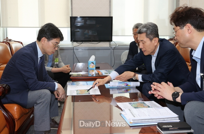 지난 7월 28일 기재부 김완섭 2차관(좌측)과의 면담