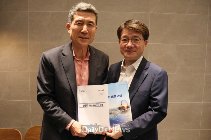 지난 8월 7일 기재부 김동일 예산실장(우측)과의 면담