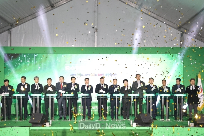 지난 19일 경주시 양남면 나산리에서 열린 ‘중수로해체기술원’ 착공식에서 주낙영 경주시장을 포함한 참석자들이 착공을 축하하며 박수를 치고 있다.