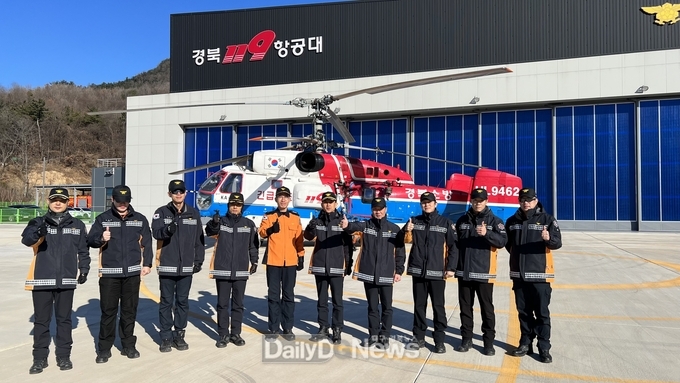 퇴역소방헬기와_함께_기념촬영