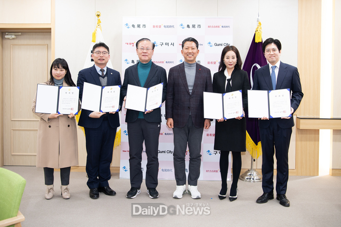 구미시위촉장 수여(왼쪽부터 백지은 윤주민 백영기 최주희 임명환 변호사)