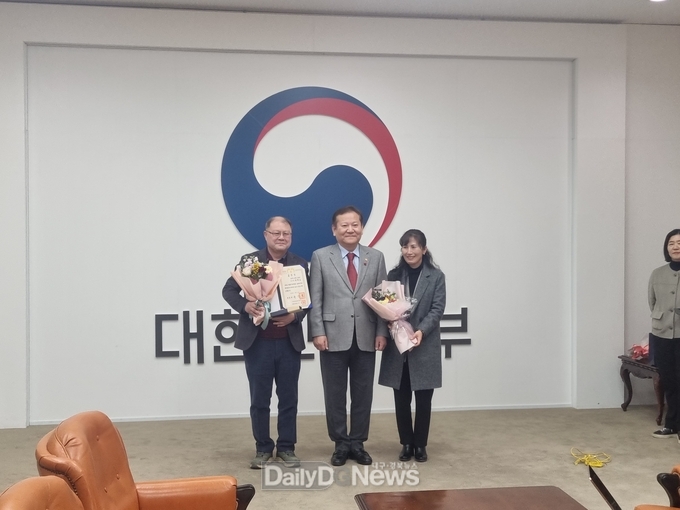  봉성면 우곡2리 권혁로 이장(왼쪽) 대통령 표창 수상