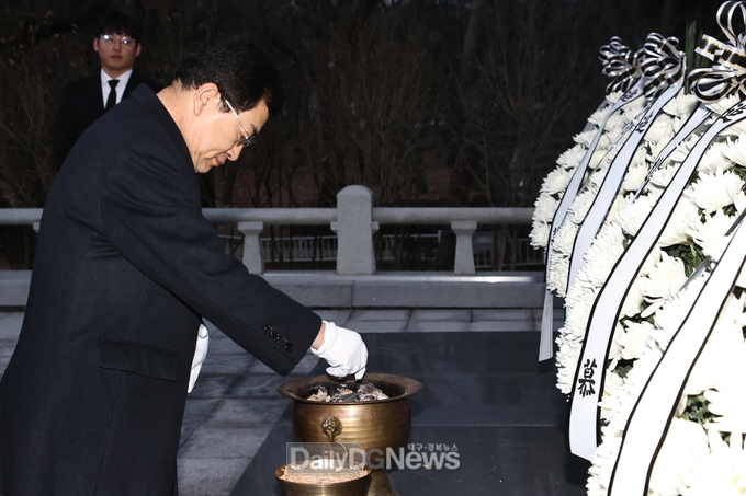 주낙영 경주시장 충혼탑 참배로 새해 업무 시작