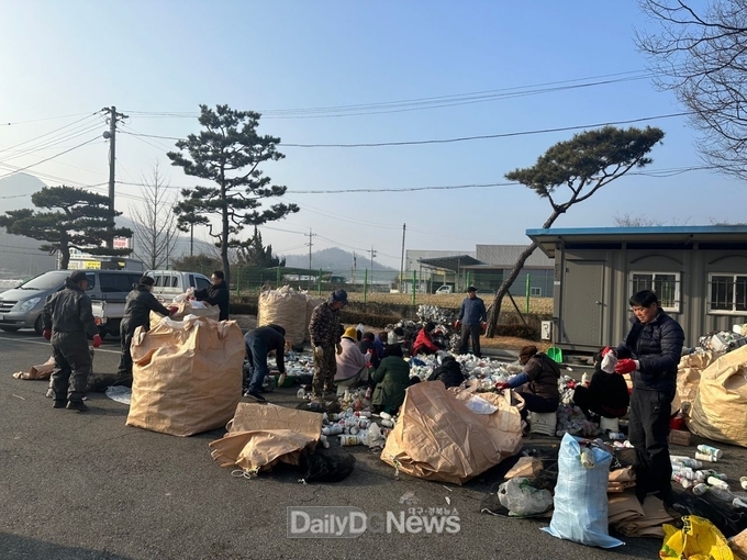감문면 새마을지도자 남녀협의회, 빈 농약병 수거 작업 시행