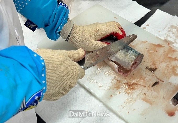 경주시가 지난해 4분기 수산물과 식수의 방사능을 분석한 결과 허용 기준치를 모두 만족했다. 사진은 수산물 분석을 위한 전처리 모습. 