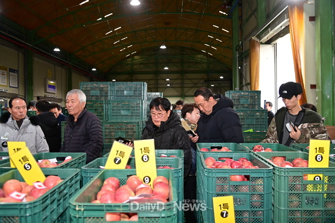청송군, 농산물산지공판장 2024년 새해 첫 경매 '개시'