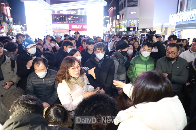 개혁신당 대구 동성로 첫 길거리 당원모집에 몰린 대구 시민들. (사진=이준호 기자) 