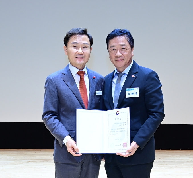 고령군지역사회보장협의체 김종태 민간위원장 (사진 오른쪽), “장관표창” 수상