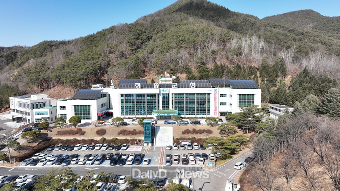 청송군청 전경.