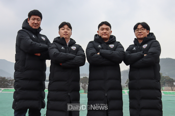 김천상무 (사진 왼쪽부터 서동명 gk코치, 지성진 물리치료사, 송석화 전력분석관, 이문선 코치)