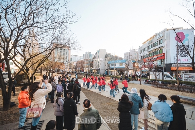 달성군이 지난 6일 서울 핫플레이스 경의선 숲길에서 수도권 젊은층을 대상으로 달성군 관광지의 매력을 알리고 있다. (사진=달성군 제공)