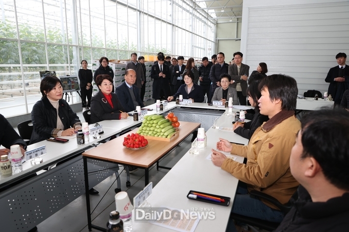 송미령 농림축산식품부장관, 상주시 청년농 스마트팜 현장 방문