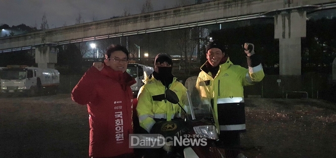 정상환 국민의힘 대구 수성갑 국회의원 예비후보가 12일 새벽 수성구 생활자원회수센터를 방문하고 있다. (사진=정상환 예비후보 제공)