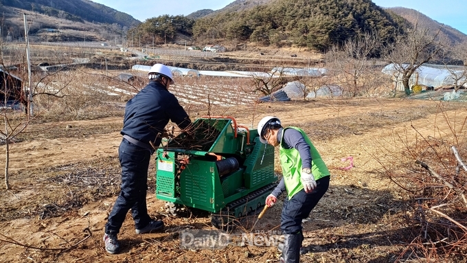 군위군, 찾아가는 영농부산물 안전처리 지원